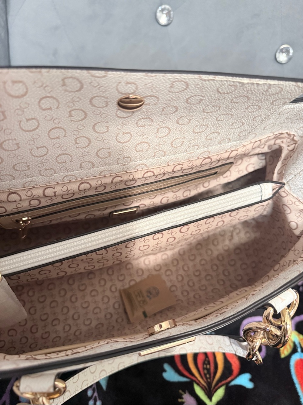 Guess White Monogram Shoulder Bag with Gold Chain Details - Picture 14 of 16